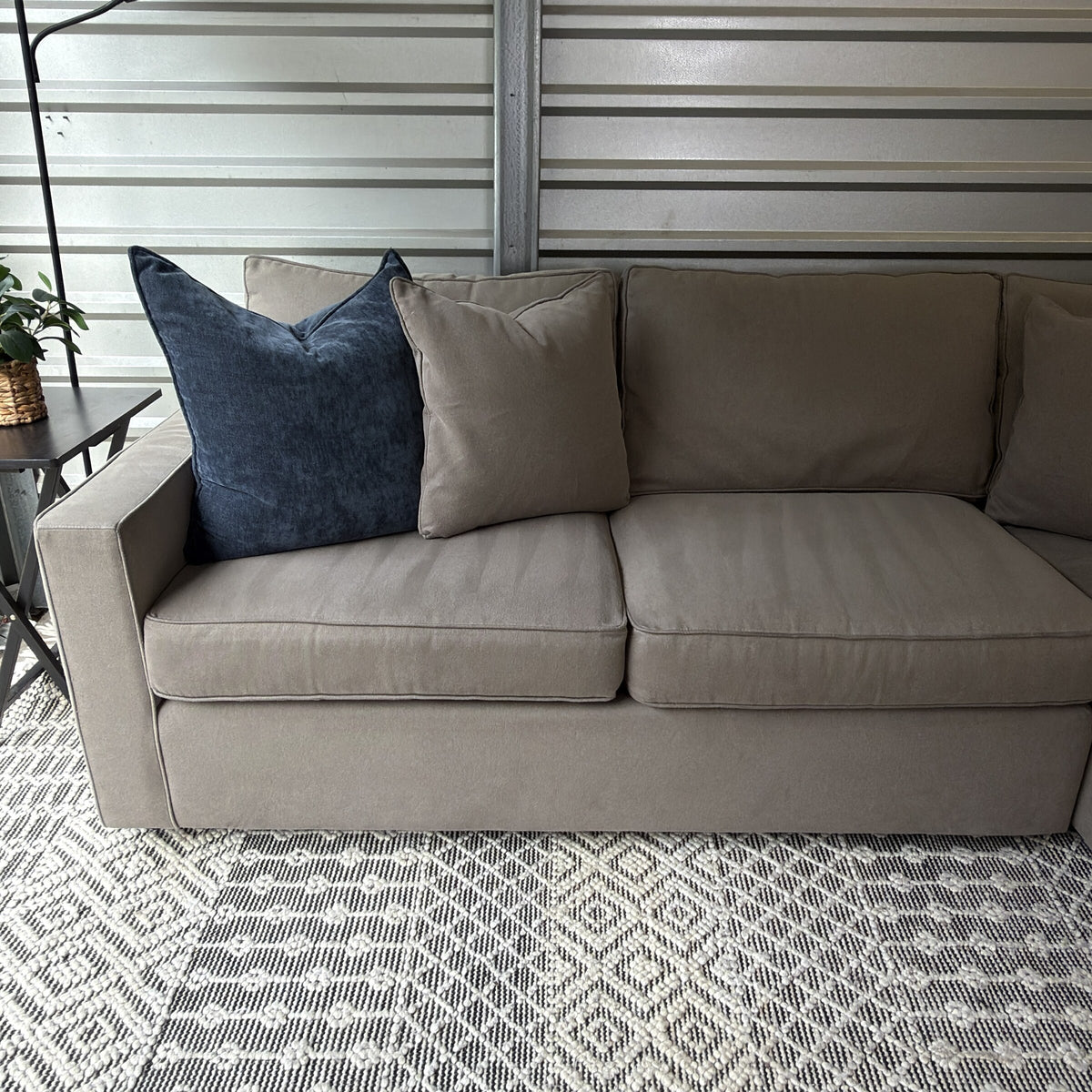 Room & Board Metro sofa with right-arm chaise - straight-on detail